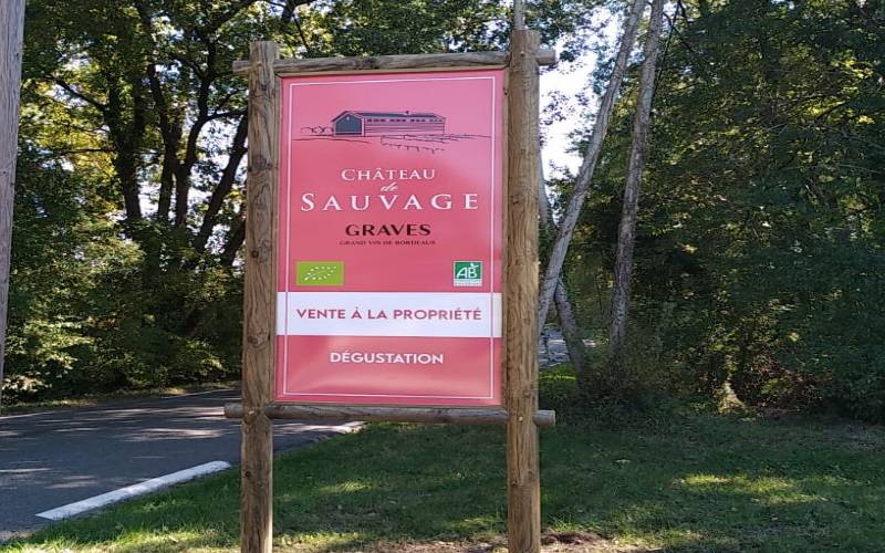 Nouveau panneau réalisé en bois avec un affichage double faces de 2*1m pour le château de Sauvage situé au sud de Bordeaux à Landiras (33)