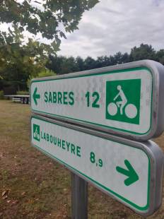 Pose de panneaux de signalisation pour pistes cyclables dans les Landes 40